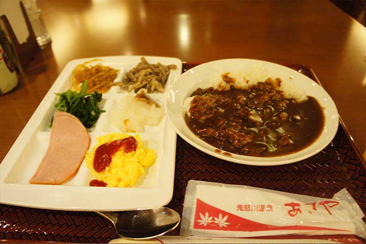 2014年9月社員旅行in日光6　朝からカレーを食べて元気いっぱい